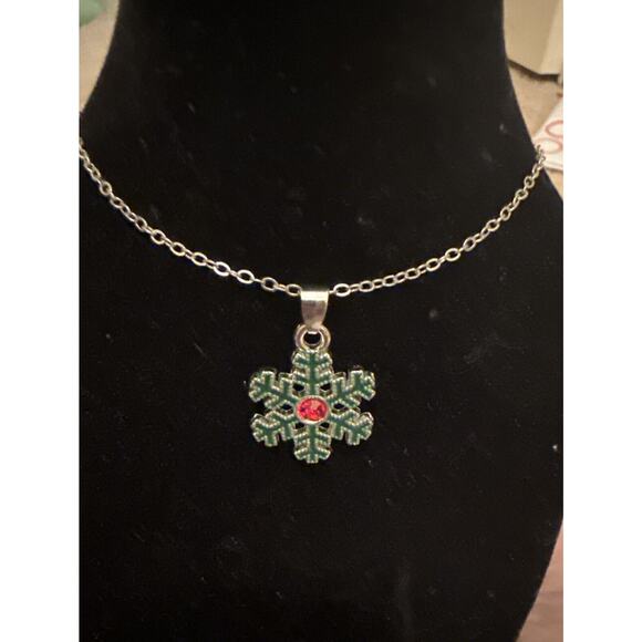 Green And Red Snowflake Earrings And Necklace Set - Picture 3 of 5
